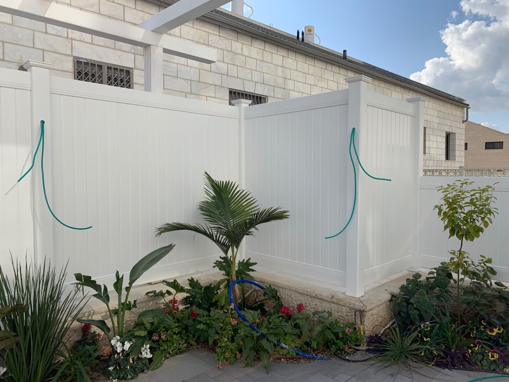 התקנת גדרות לגינה בבית שמש גדר אטומה גדר אקוסטית גדר לפרטיות